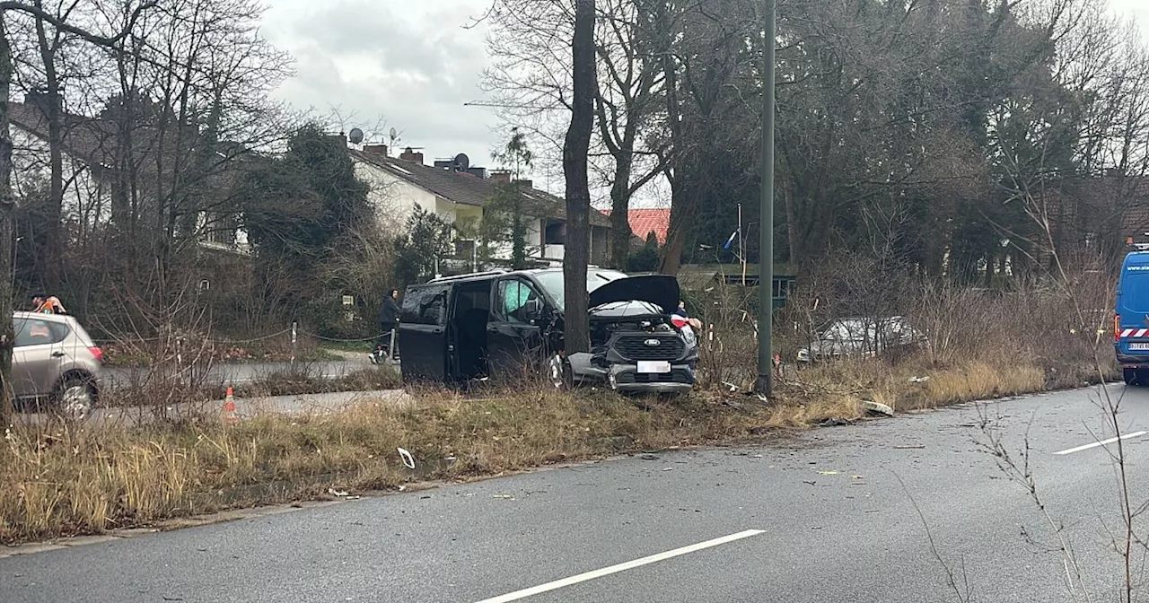 Unfall: Transporter prallt in Bielefeld gegen einen Baum