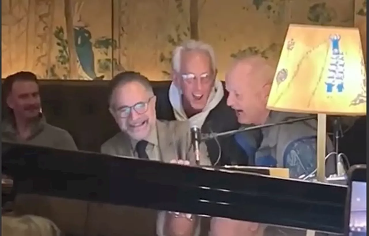  Bill Murray crashes piano player's set at NYC celeb hotspot Bemelmans to sing this ’70s hit