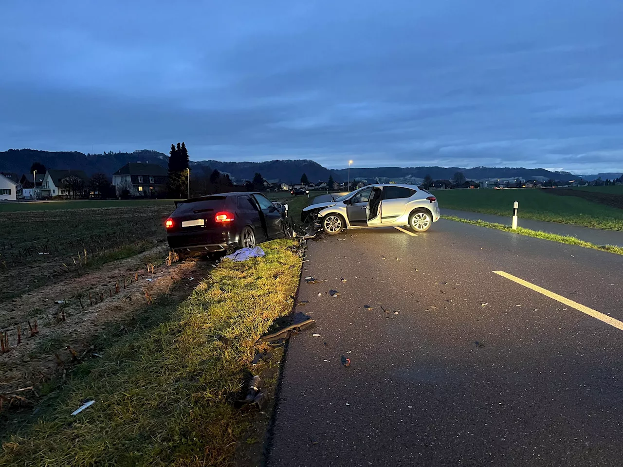 Brittnau AG: Frontalkollision zwischen zwei Autos – zwei Personen verletzt