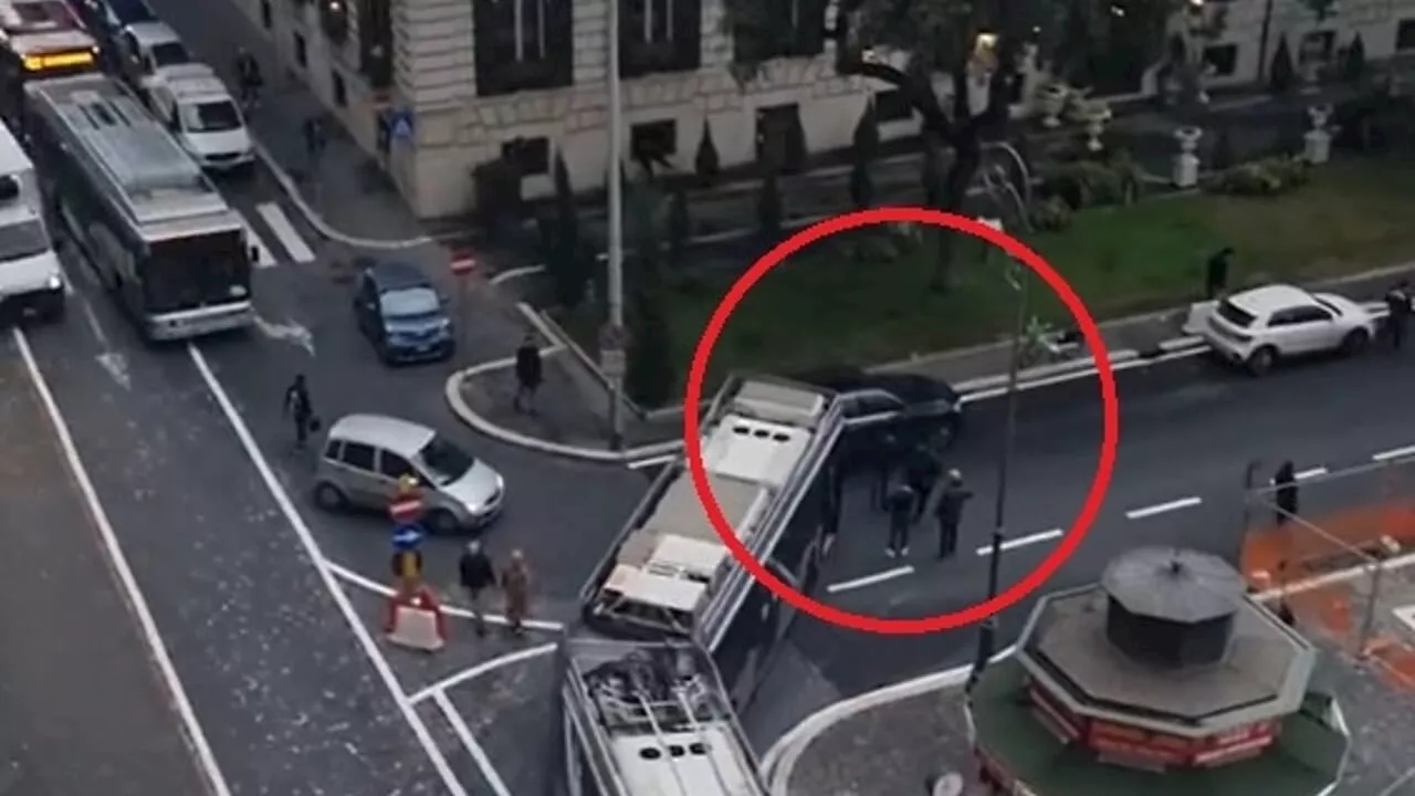 L'auto in sosta selvaggia manda (ancora) in tilt il traffico nel centro di Roma