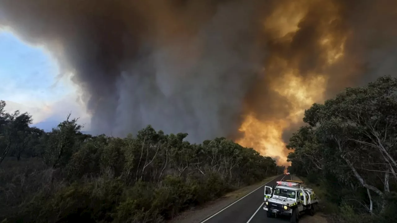 Christmas under threat as major fires burn in Victoria