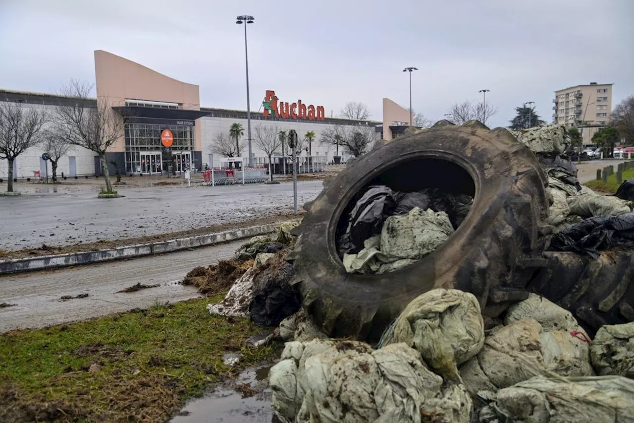 Pau : les accès bloqués par du lisier et des pneus agricoles... la sale matinée du centre commercial Auchan pour le samedi le plus important de l’année