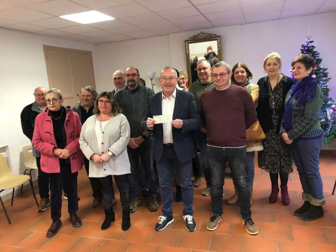 Un don de l’association Vivre ensemble à Mauzens-et-Miremont pour la recherche sur le cancer