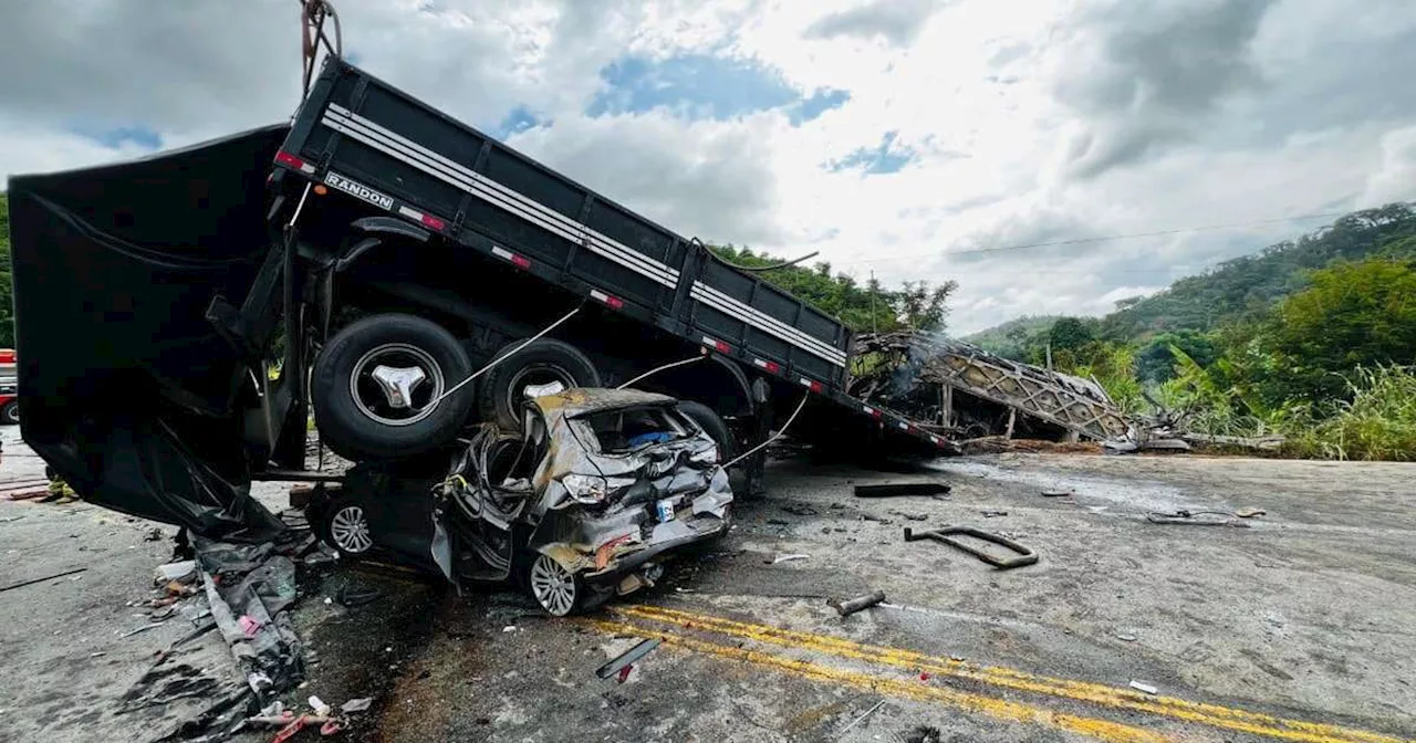 Acidente entre ônibus, carreta e carro deixa mais de 30 mortos na BR-116, em MG