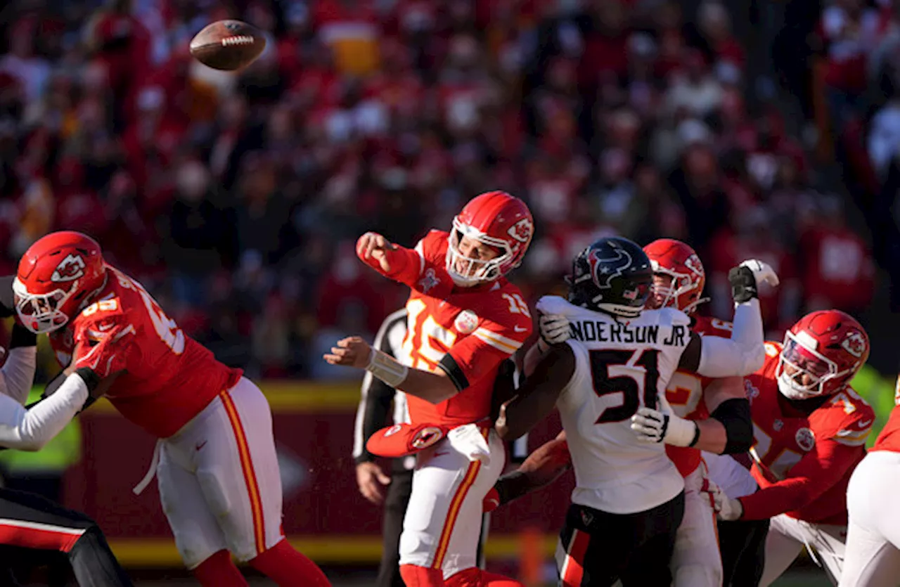 Patrick Mahomes shines as NFL-best Chiefs beat Texans to reach 14-1