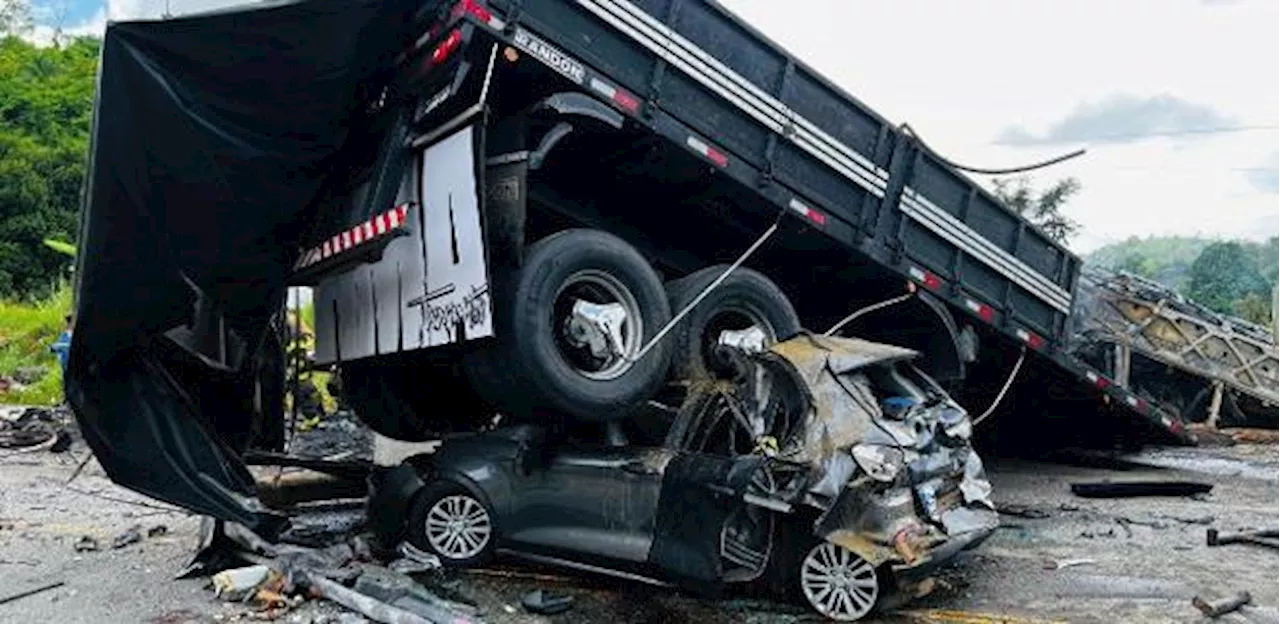 Acidente com ônibus, carreta e carro deixa 26 mortos em Minas Gerais