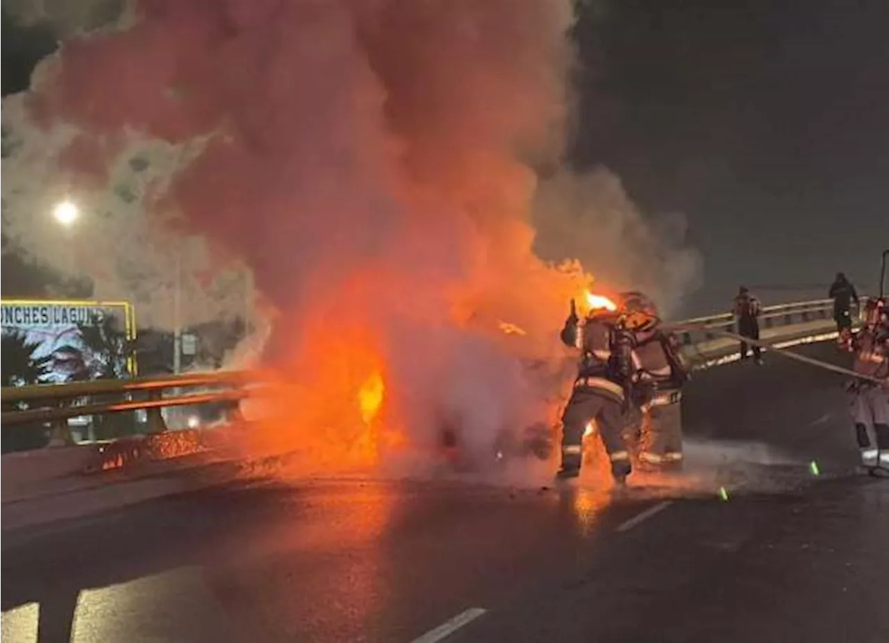 Arde en llamas camioneta tras falla mecánica en el periférico LEA de Saltillo