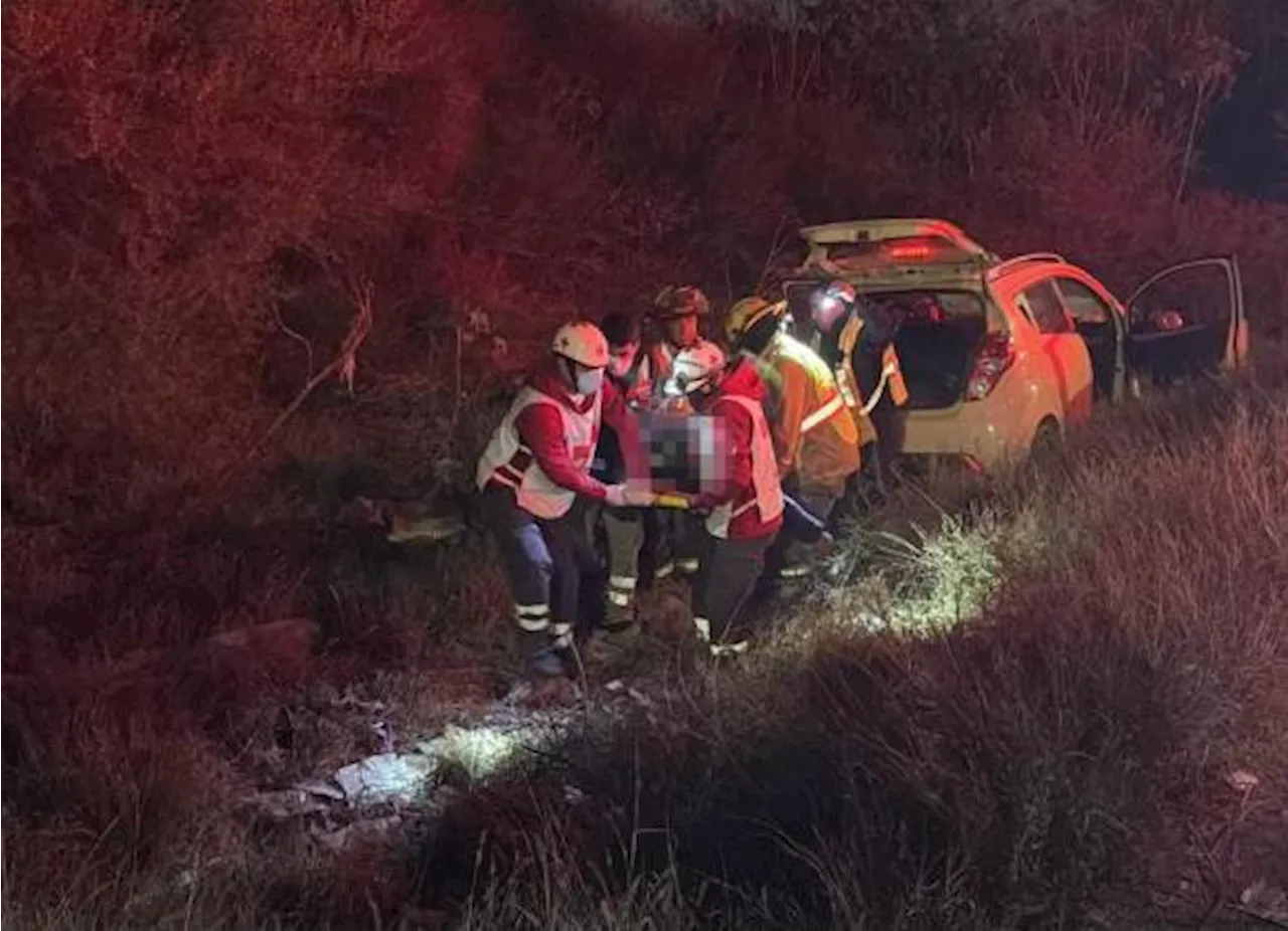 Invade carril y choca contra transporte de personal al oriente de Saltillo; conductor termina atrapado