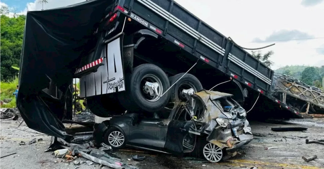 Acidente grave com ônibus, carreta e carro mata 26 pessoas em Minas Gerais