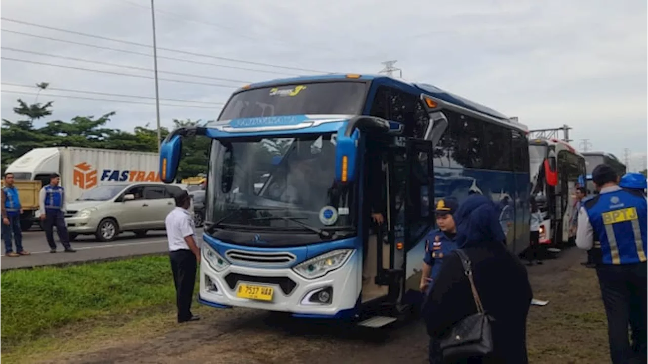 Bus Pariwisata Tak Layak Jalan Tak Diizinkan ke Puncak Bogor, Ratusan Wisatawan Diturunkan