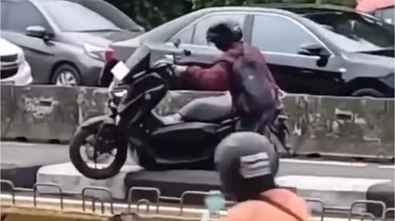 Nekat Terobos Jalur Busway Pengguna Yamaha NMAX Ini Panik