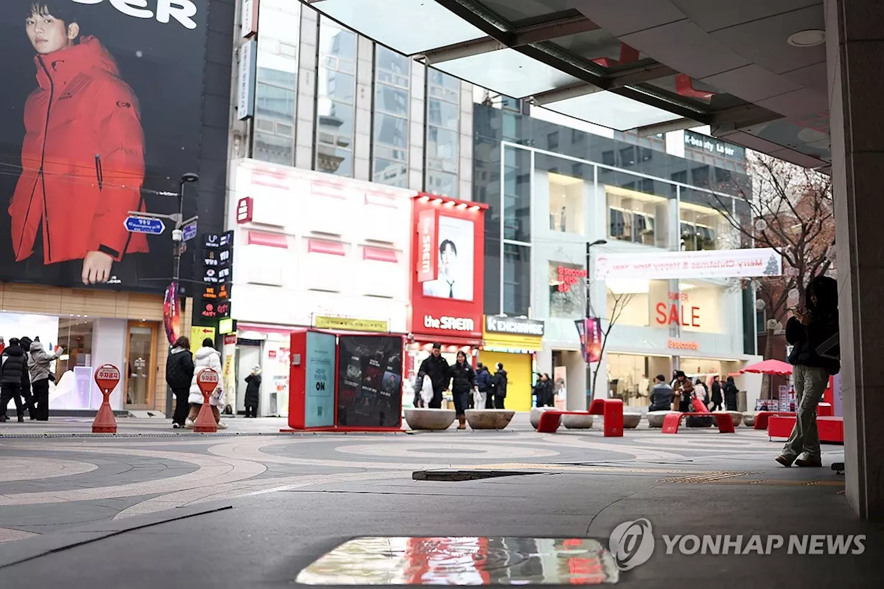 유통가, 연말분위기 살리기 나섰다…할인행사·성탄절 판촉 경쟁