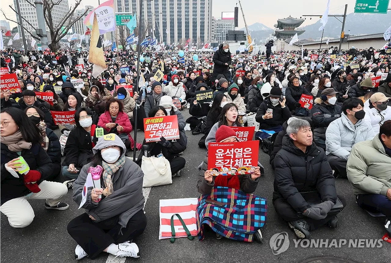 응원봉과 태극기 두쪽 난 광화문…'파면하라' vs '탄핵반대'(종합)