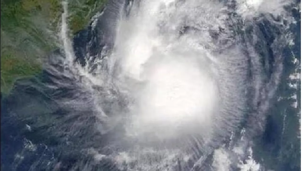 Heavy Rain Alert: వాయుగుండంగా మారిన అల్పపీడనం, ఈ జిల్లాల్లో భారీ వర్షాలు, స్కూళ్లకు సెలవులు