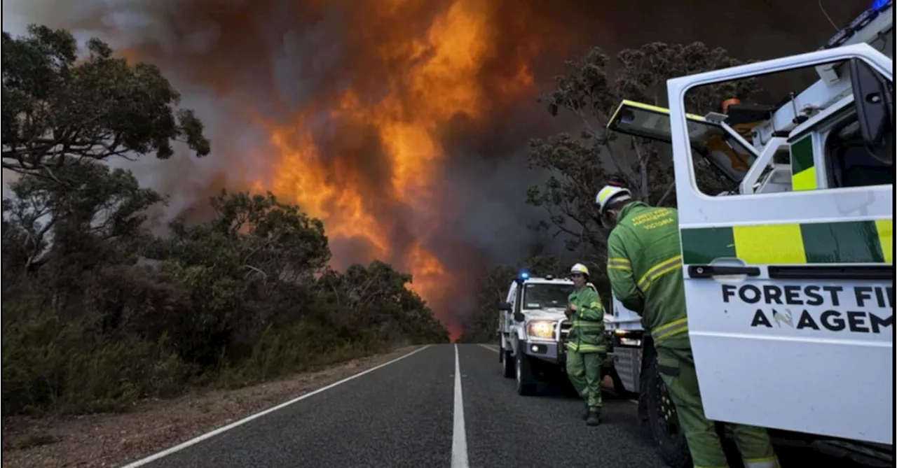 Victorian communities remain under threat ahead of '﻿catastrophic' conditions on Boxing Day