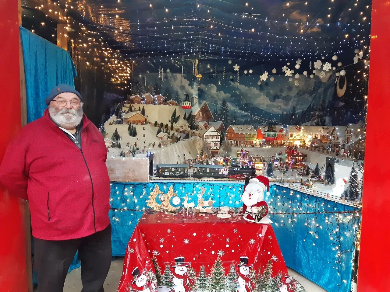 Morbihan : Jean-Pierre a recréé un grand village de Noël dans son jardin