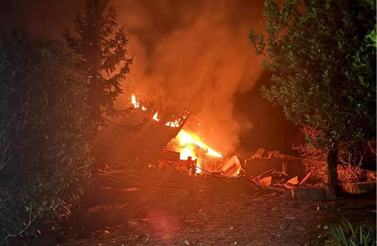 Esplosione in una villetta del Lucchese, si cercano due persone