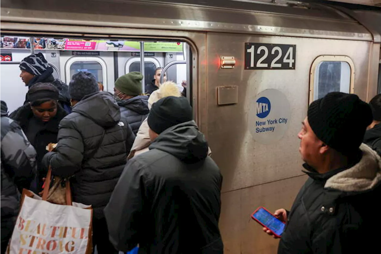 Muore donna data alle fiamme sulla metro a New York