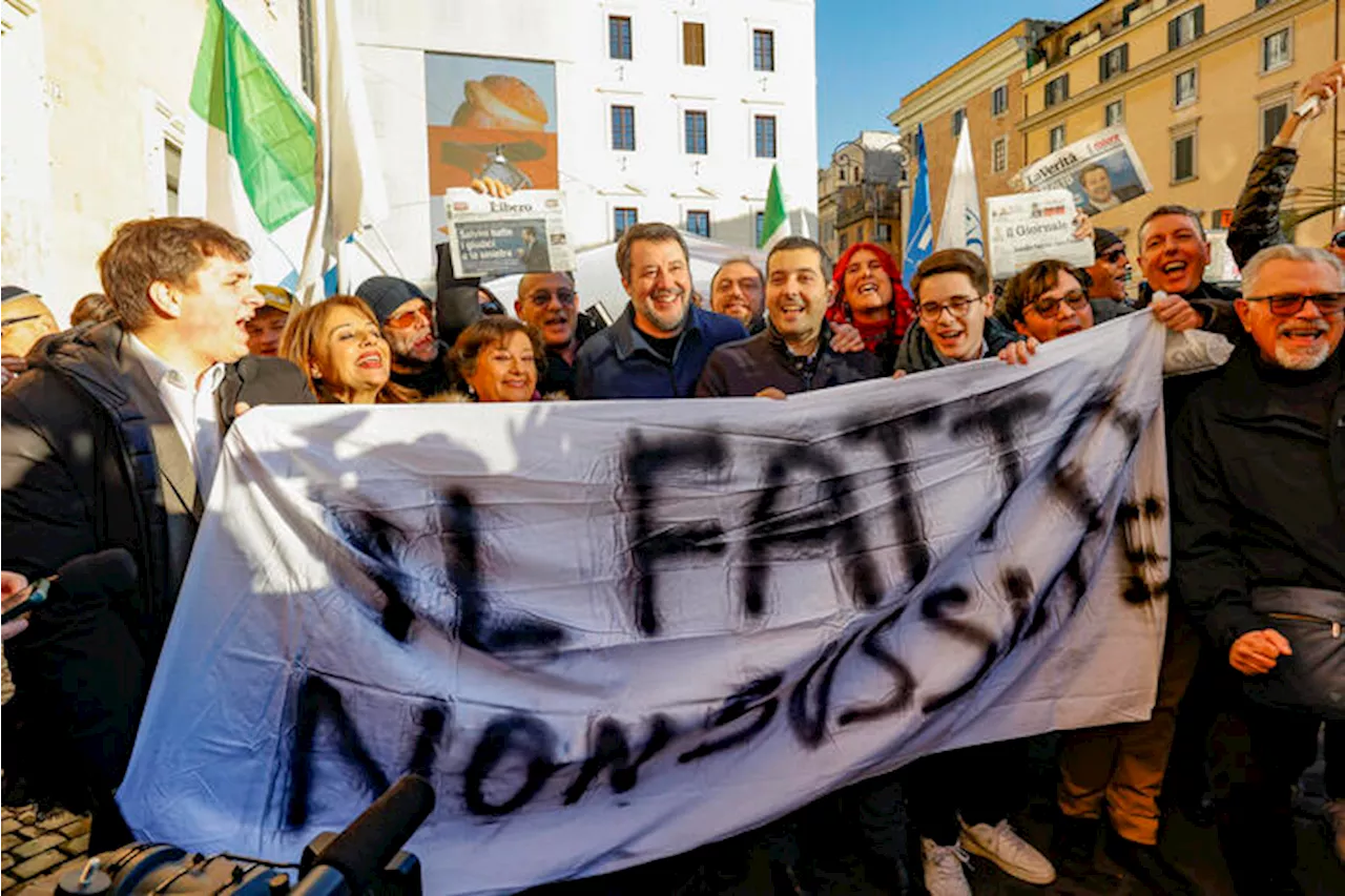 Salvini torna in piazza, 'la sentenza mi ripaga di amarezze'