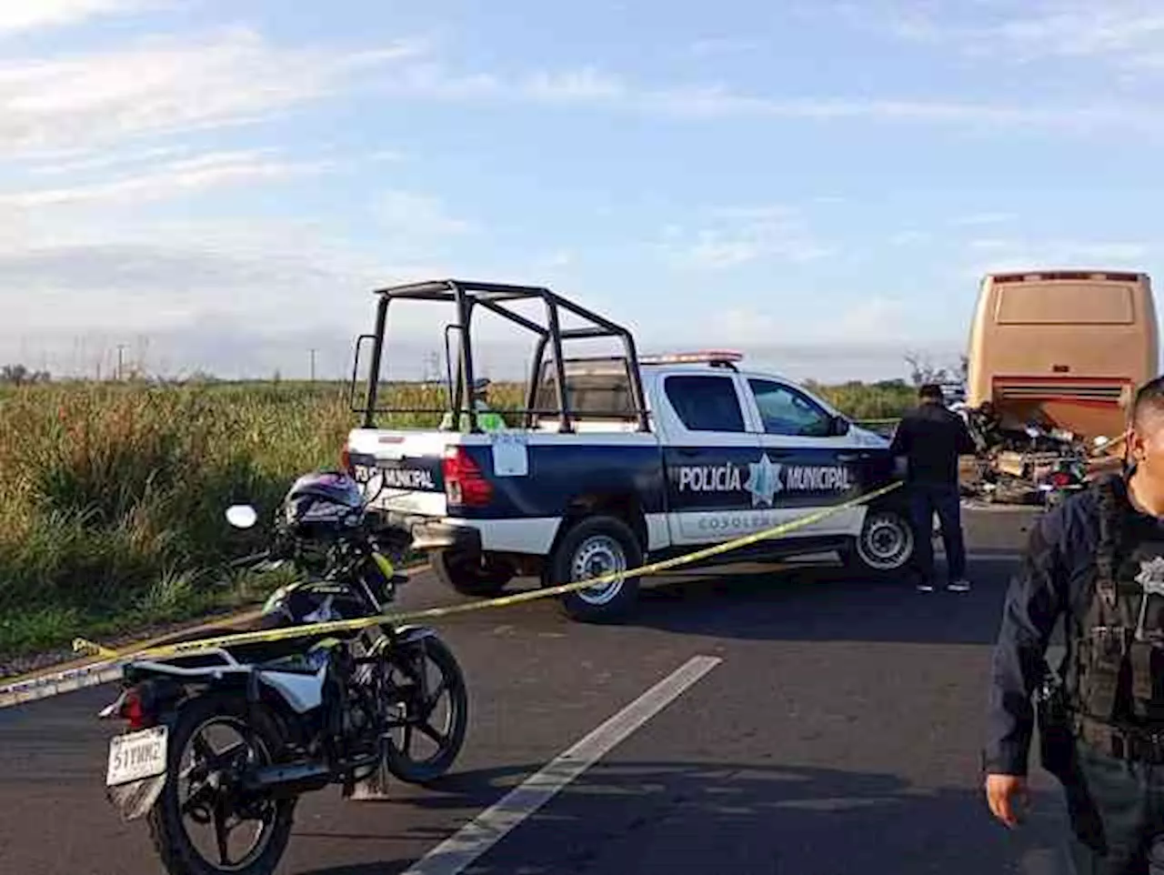 Auto se impacta con autobús de pasajeros, en Coatza; un oficial fallecido