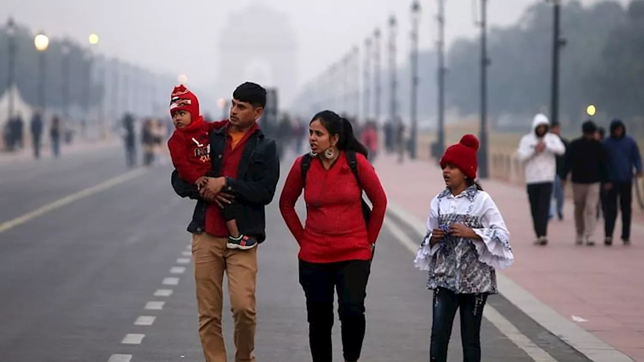 Weather: कंपकंपाती ठंड के बीच बारिश में भीगने को तैयार रहें दिल्लीवाले, प्रदूषण ने राजधानी का किया बुरा हाल