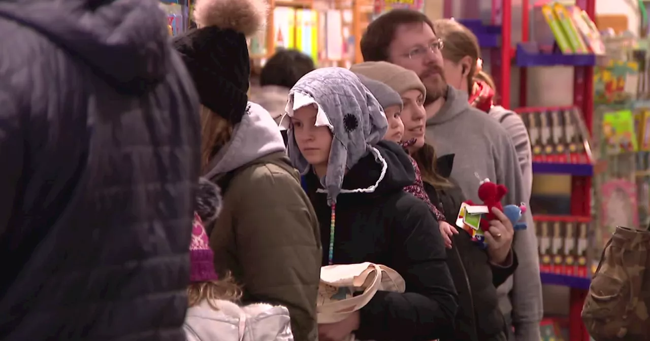 Last-minute shoppers turn out on Sunday before Christmas, Chanukah