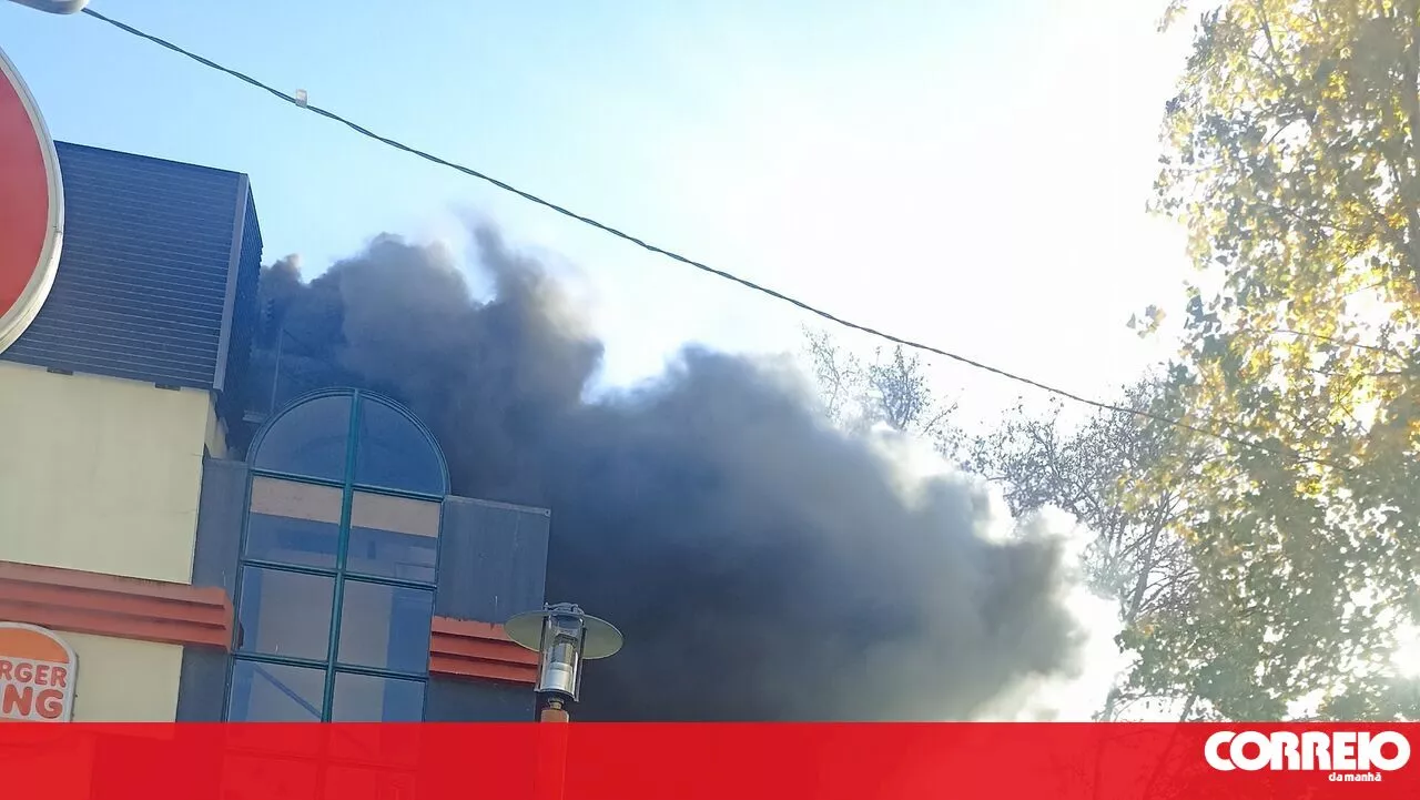 Incêndio deflagra no restaurante Burger King em Algés