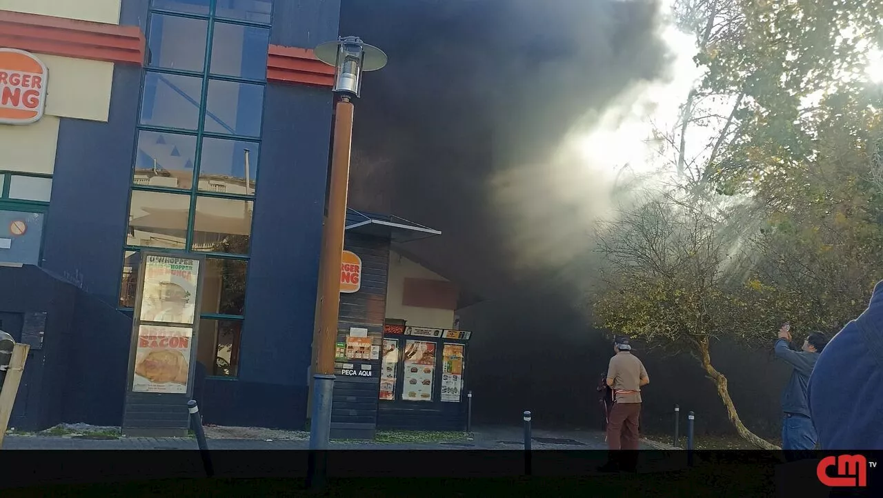 Incêndio deflagra no restaurante Burger King em Algés