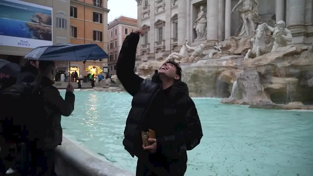 Fonte da Fontana di Trevi é reaberta após dois meses de restauro na Itália