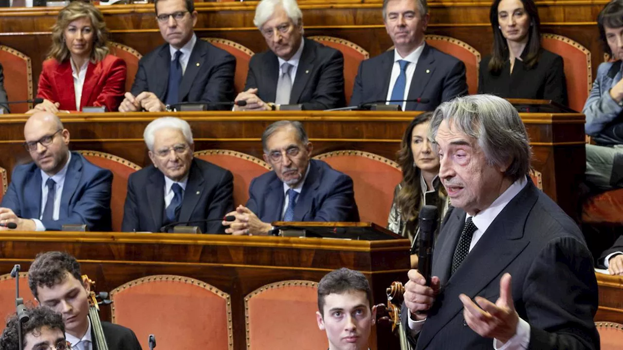 Riccardo Muti in concerto al Senato rimprovera i parlamentari: «E chiudetelo 'sto telefonino»