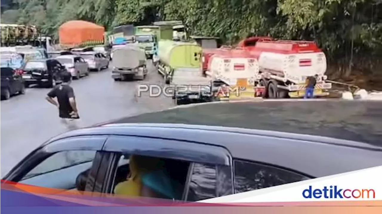 Jalur Sitinjau Lauik Macet Parah akibat Tumpahan Minyak CPO dan Truk Mogok