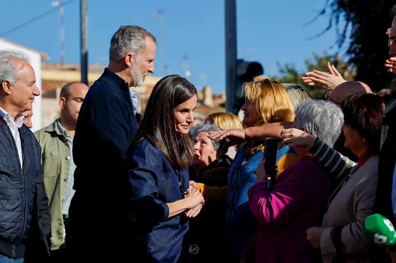 La familia real charla y se hace fotos con vecinos de Catarroja en su visita sorpresa