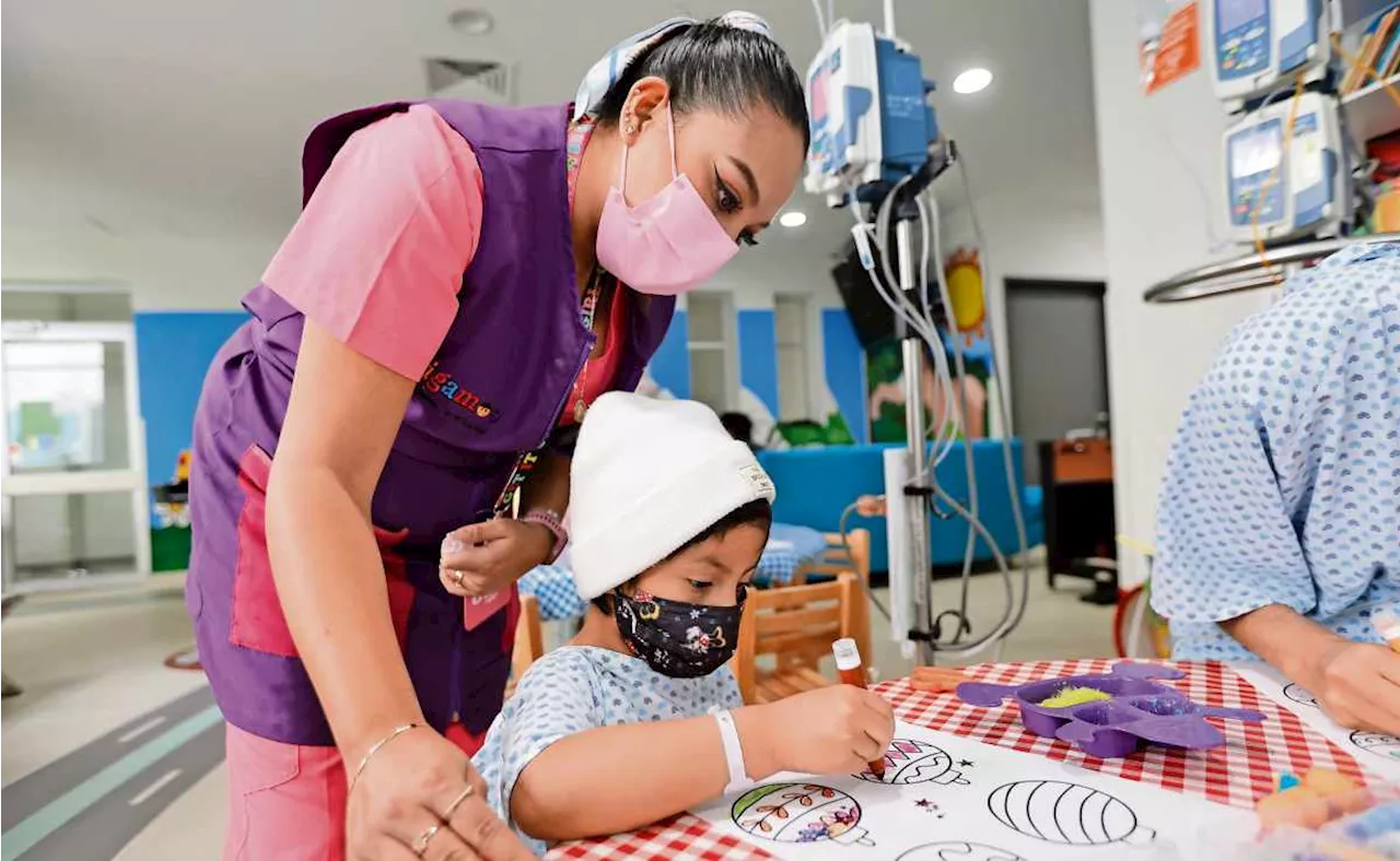 La escuela cobija a niños en el hospital; cambian bancas por camillas y uniforme por una batita