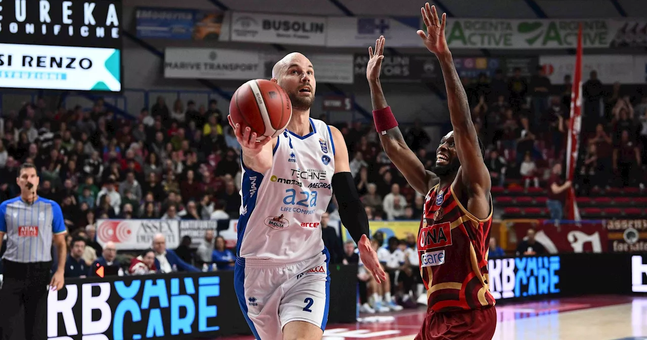 Brescia corsara a Venezia 90-89, Sassari ferma Treviso 96-94, Tortona vince 93-89 a Pistoia