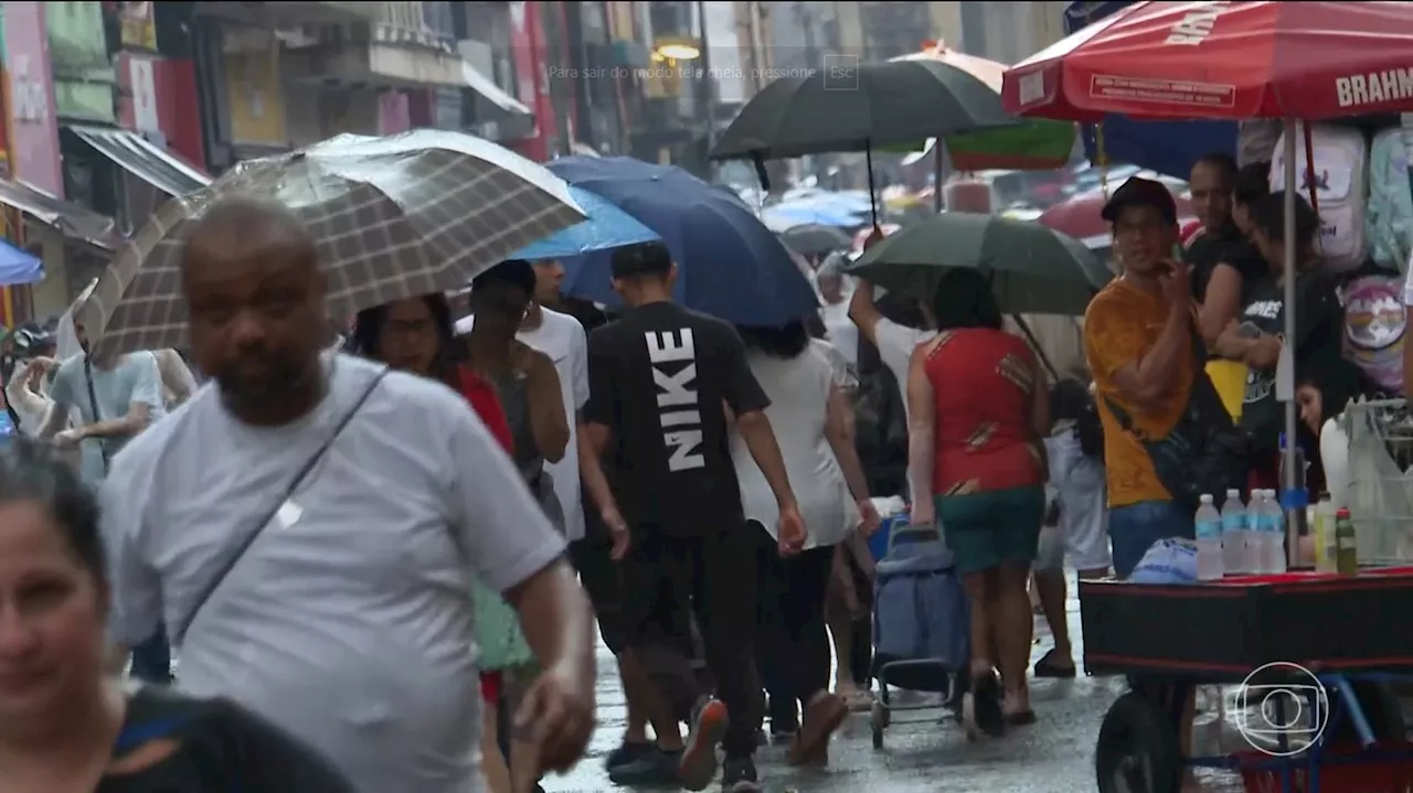 Natal: compras de última hora movimentam a Rua 25 de Março, em São Paulo