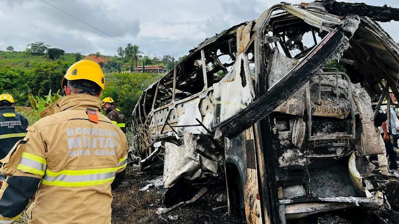 Incidenti, bus distrutto da un blocco di granito: 38 morti