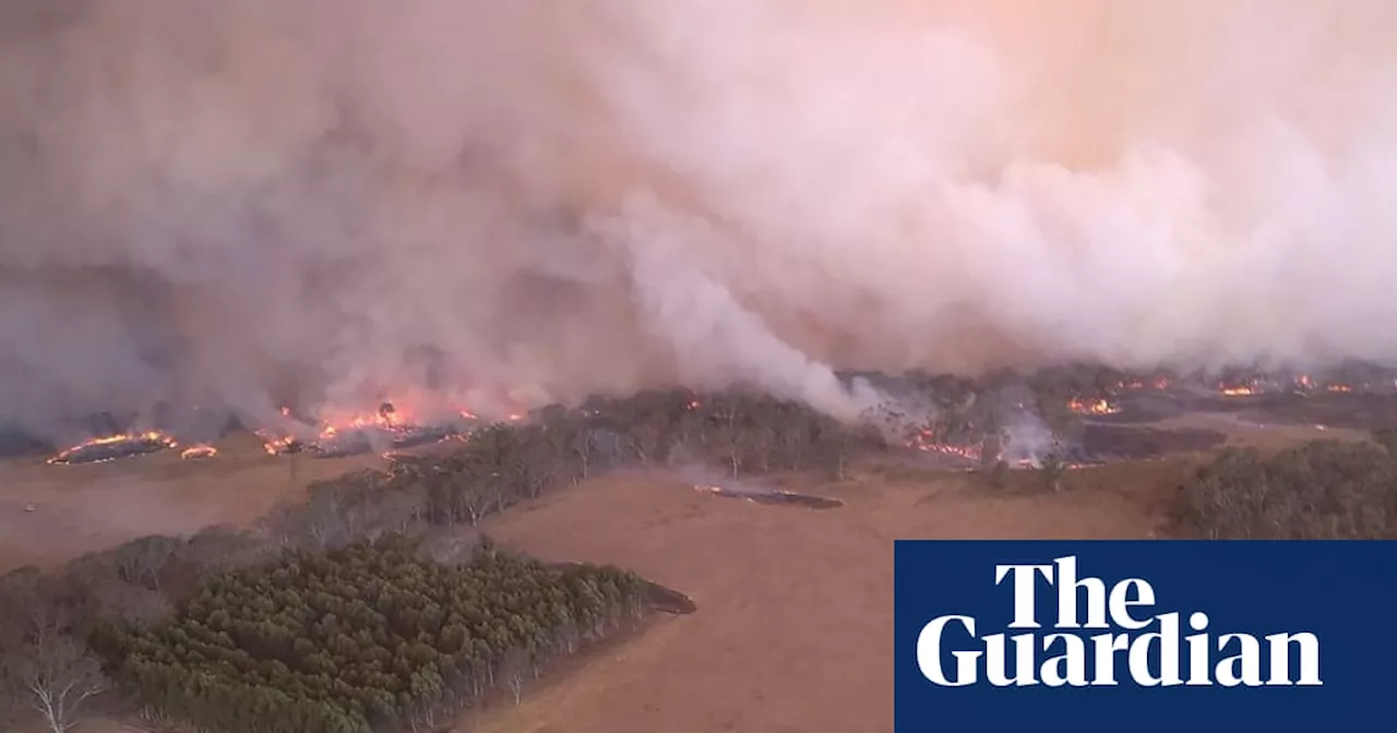 Victoria bushfire fight continues in Grampians as flood warnings persist in parts of Queensland