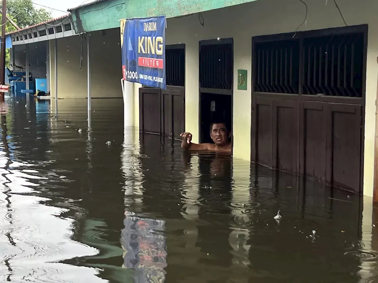 Sulsel Banjir, Rendam Atap dan Hanyutkan Rumah Warga