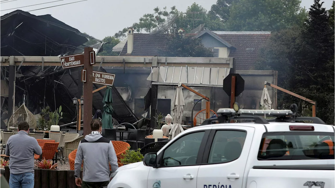  Flugzeug stürzt nach Start auf Restaurant