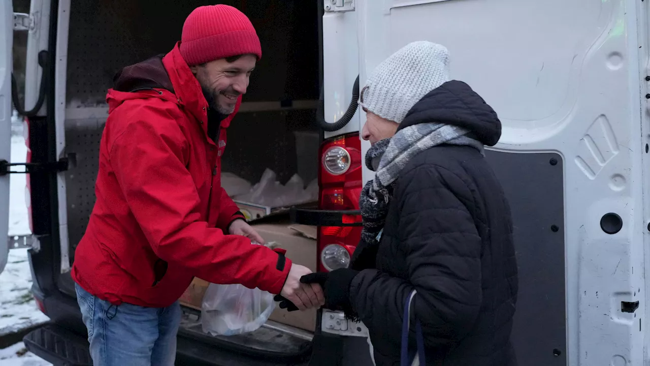 Helfer waren im Kriegsgebiet - Caritas-Christkind brachte Holz & Essen in die Ukraine