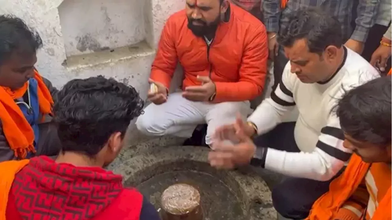 अब यूपी के इस जिले में निकला कब्रिस्तान की बाउंड्री के पास शिवलिंग, 150 वर्ष पुराना होने का दावा; सफाई कर किया जलाभिषेक