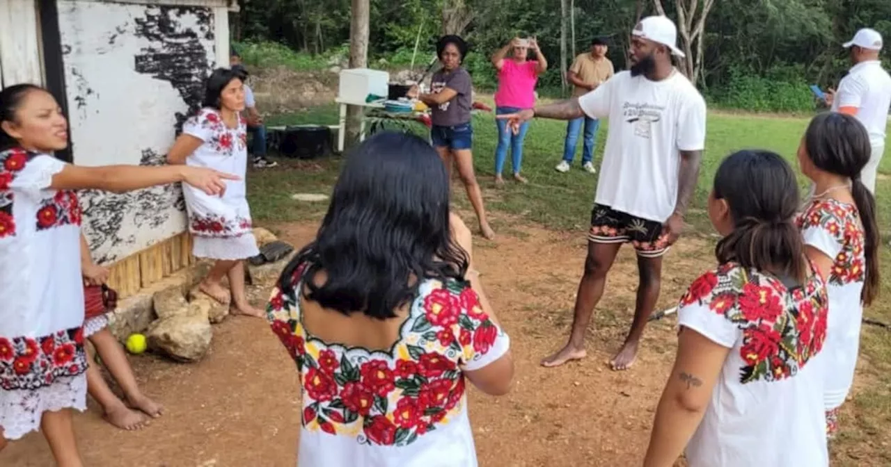 Randy Arozarena visita Hondzonot y juega softbol descalzo con las Diablillas Mestizas