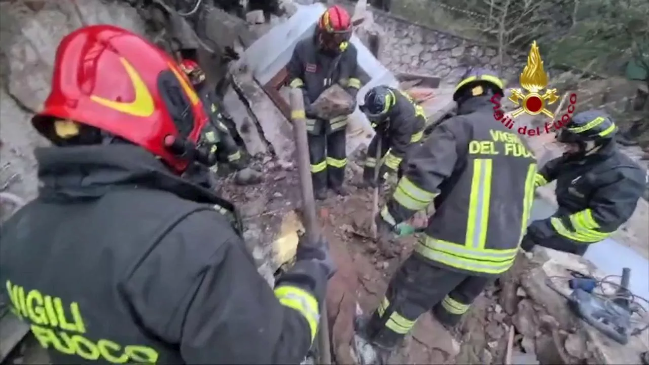 Esplosione in una villetta nel Lucchese, vigili del fuoco a lavoro per trovare i dispersi