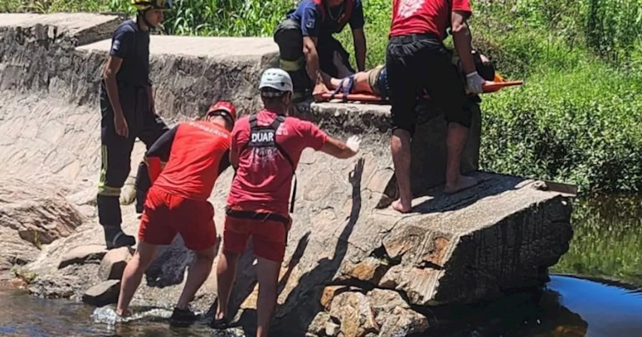 Rescatan a turista tras un accidente en zona rocosa de Carlos Paz