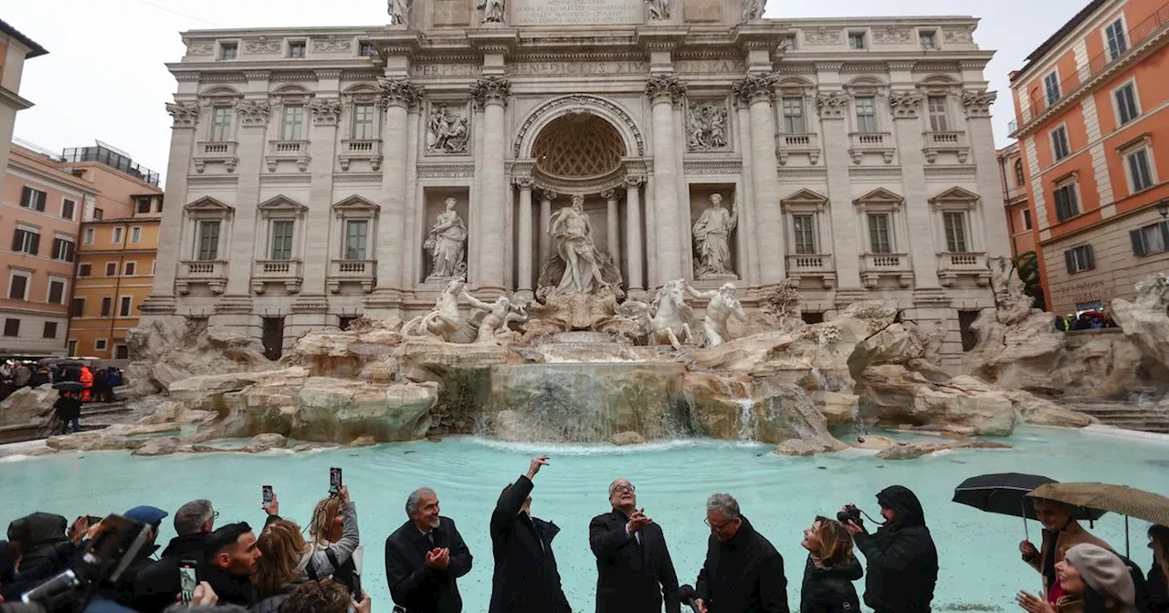 Rome : la fontaine de Trevi rouvre après un nettoyage, contingente les touristes