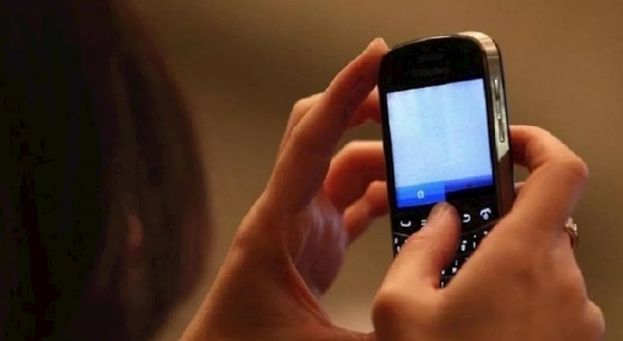 Truffa sms, attenzione al messaggio: «Richiesta di addebito 4.900 euro confermato». Come funziona