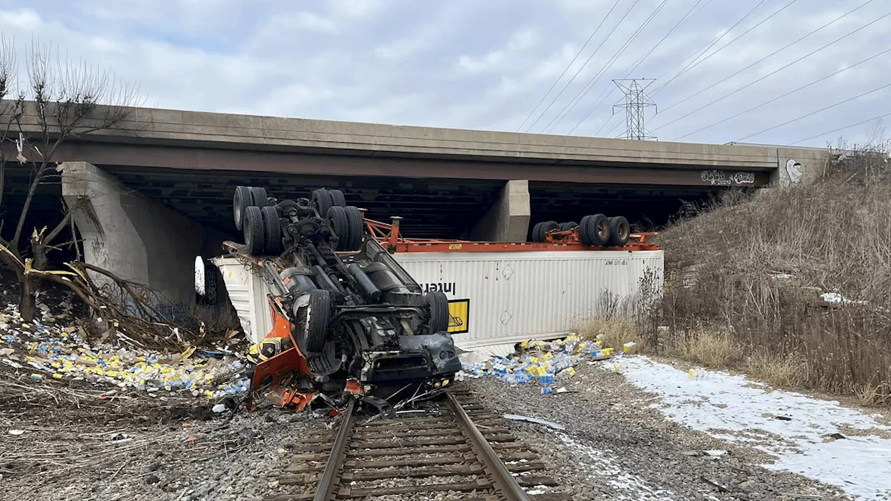 Driver escapes serious injury when semi drives off I-55 overpass in Plainfield