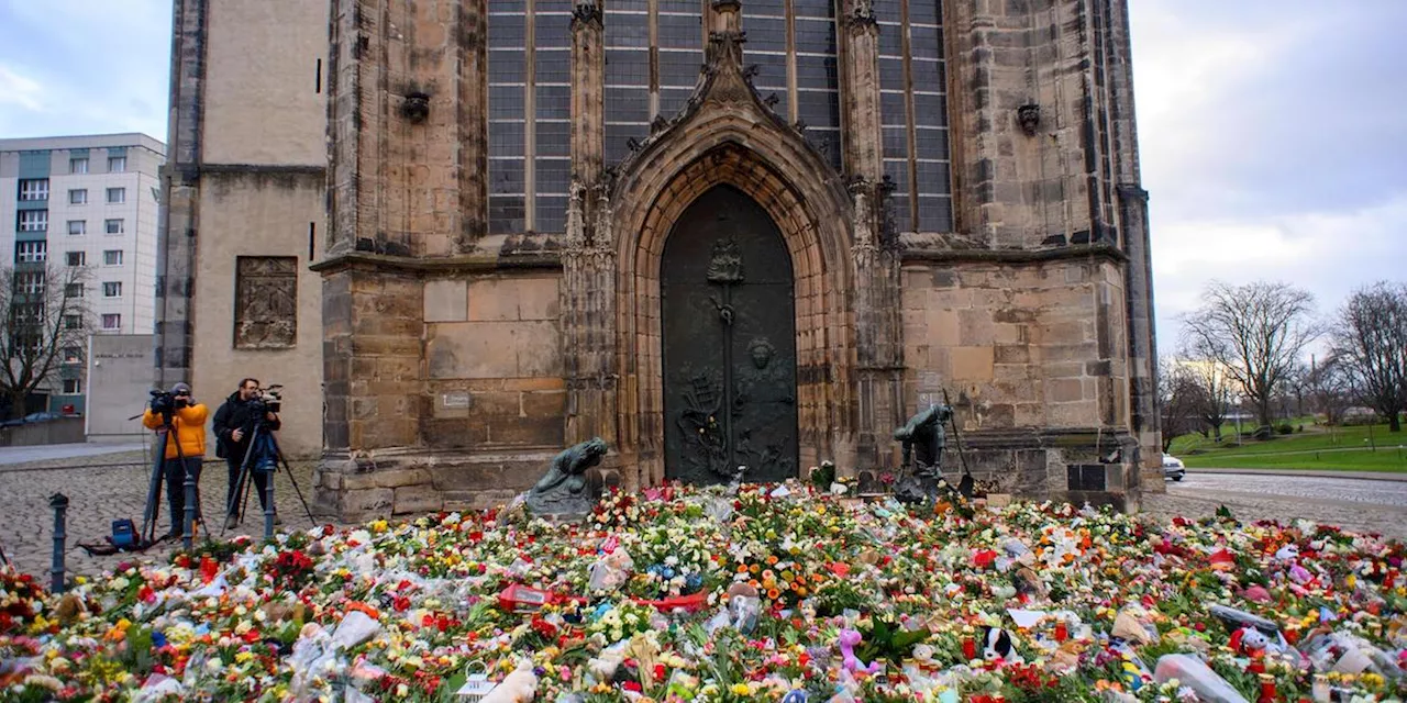 Menschen jeden Alters und ein Blumenmeer: Hunderte bei Mahnwache am Ort der Trauer in Magdeburg