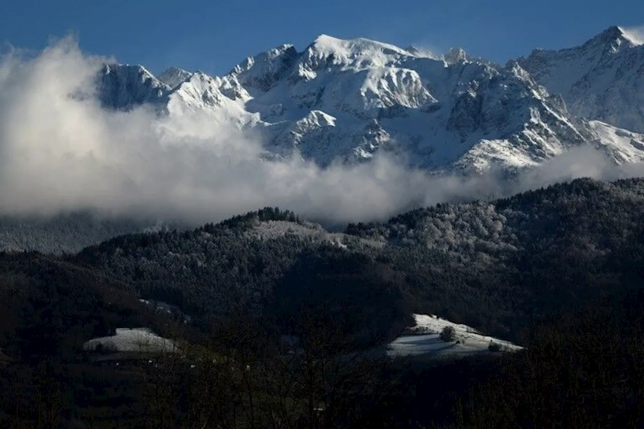 Neige abondante dans les Alpes: danger sur les routes, 'cadeau de Noël' en stations