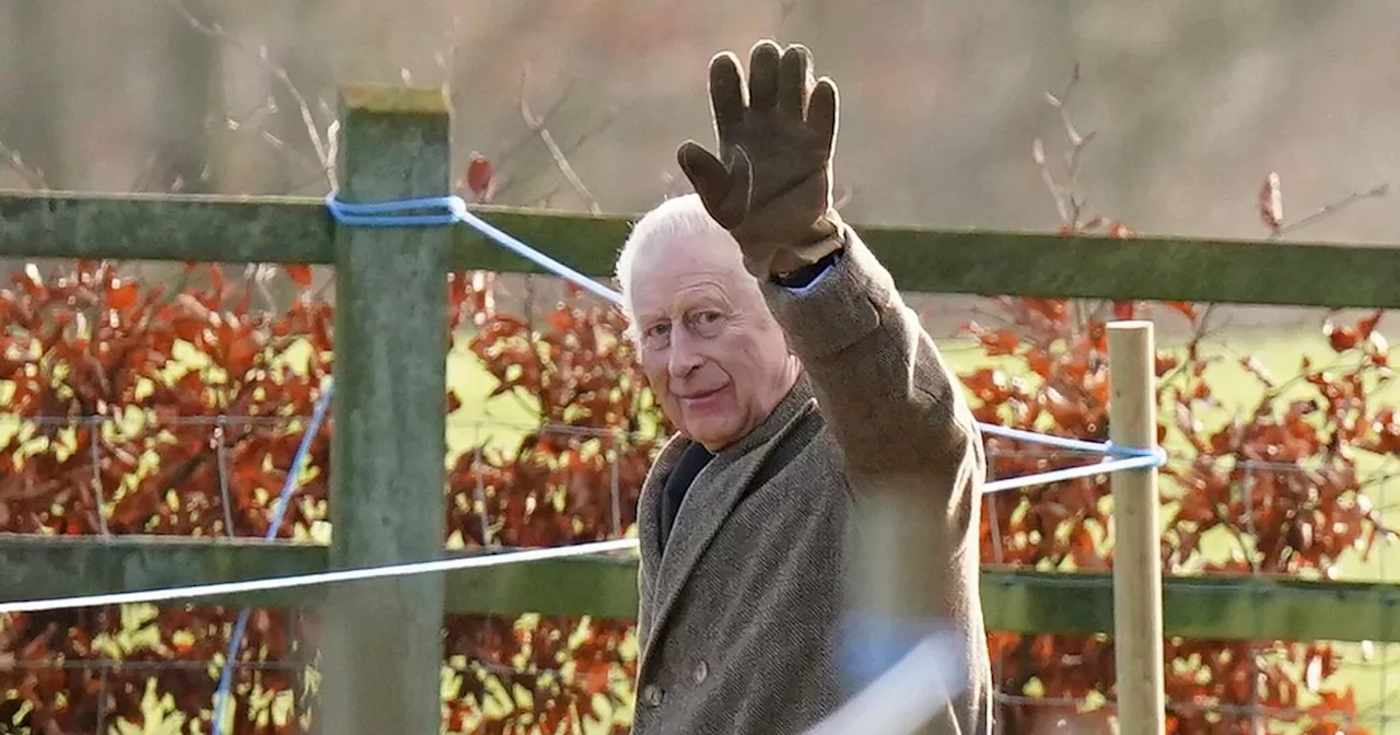 König Charles III. grüßt nach Kirchgang in Sandringham